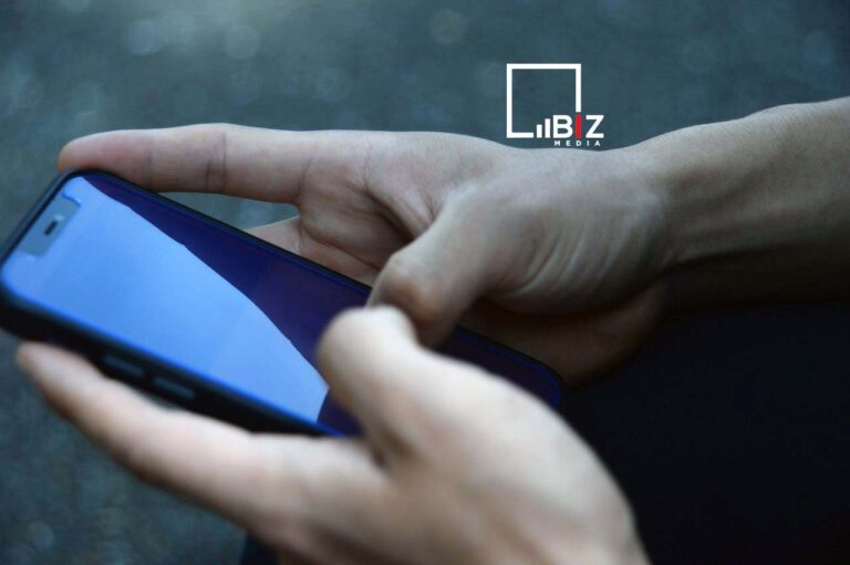 Полицейский требует показать содержимое телефона. Bizmedia.kz