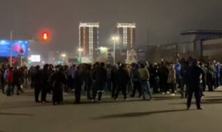 Люди требуют понижения цен на газ через протесты. Митинг в Жанаозене