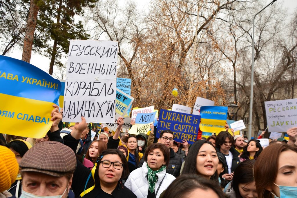 В Алматы 6 марта прошел митинг за «мир». Репортаж. Bizmedia.kz