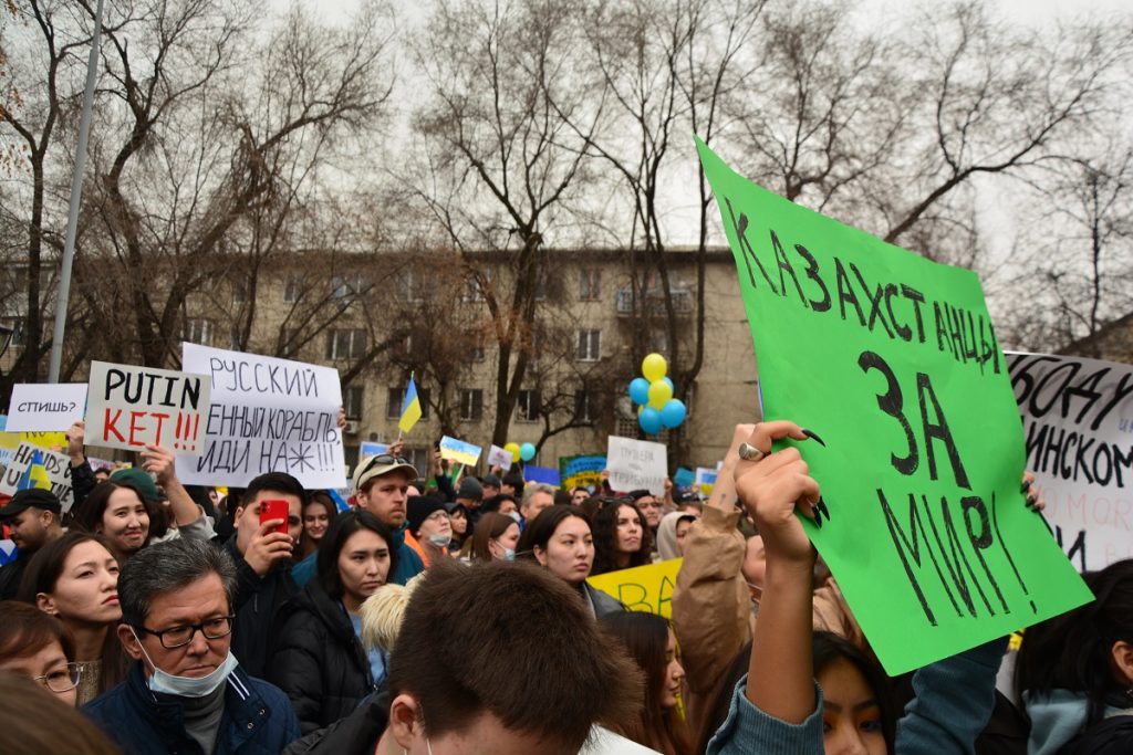 В Алматы 6 марта прошел митинг за «мир». Репортаж. Bizmedia.kz