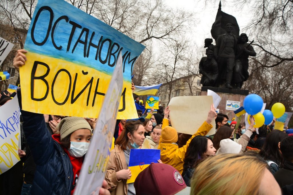 В Алматы 6 марта прошел митинг за «мир». Репортаж. Bizmedia.kz