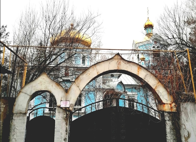 Фото с обратной стороны от собора