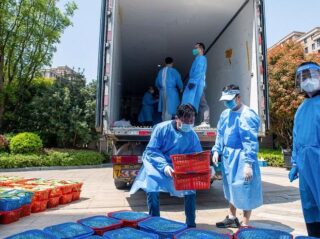 Китайские пользователи социальных сетей перехитрили цензора, сняв видео о блокировке Covid