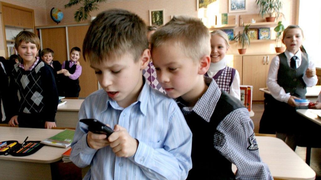 Имеет ли учитель право забирать смартфон в РК? Нет.