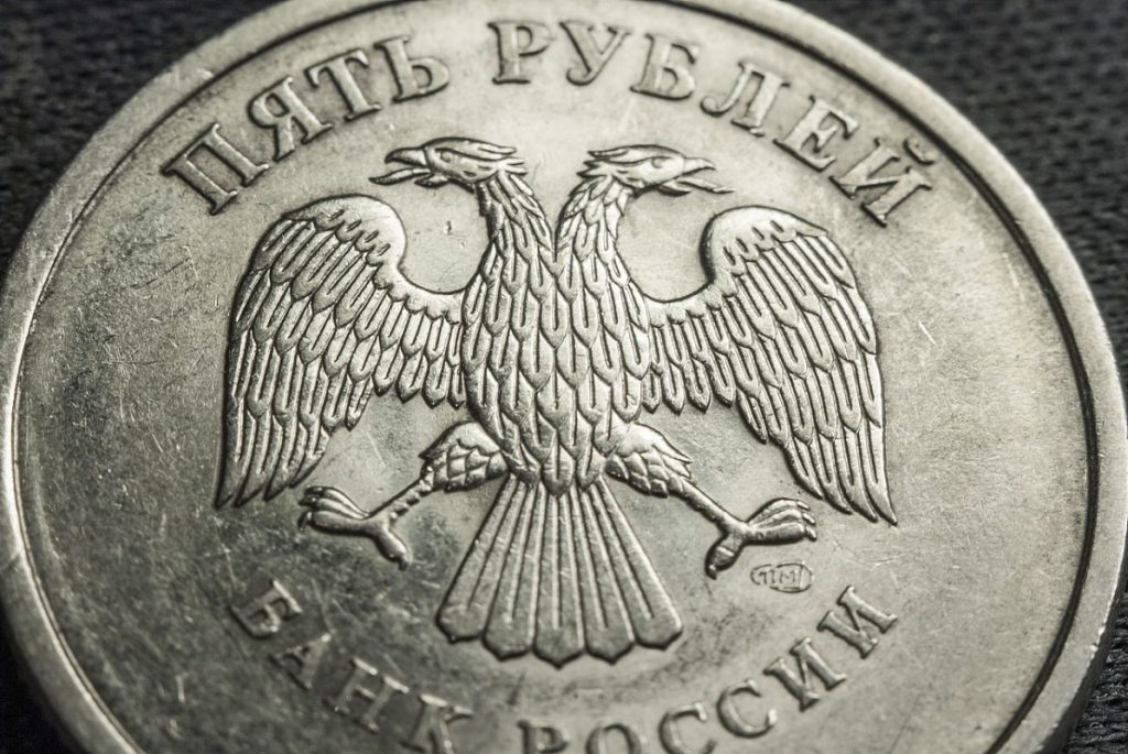 Источник фото: ТАСС. Курс USD/RUB с утра уже пробил отметку в 69 рублей за доллар США.