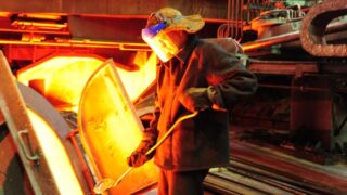 Стали и золота становится больше