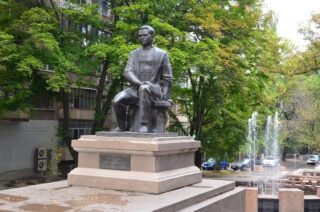 В Алматы открылся памятник композитору Тулебаеву