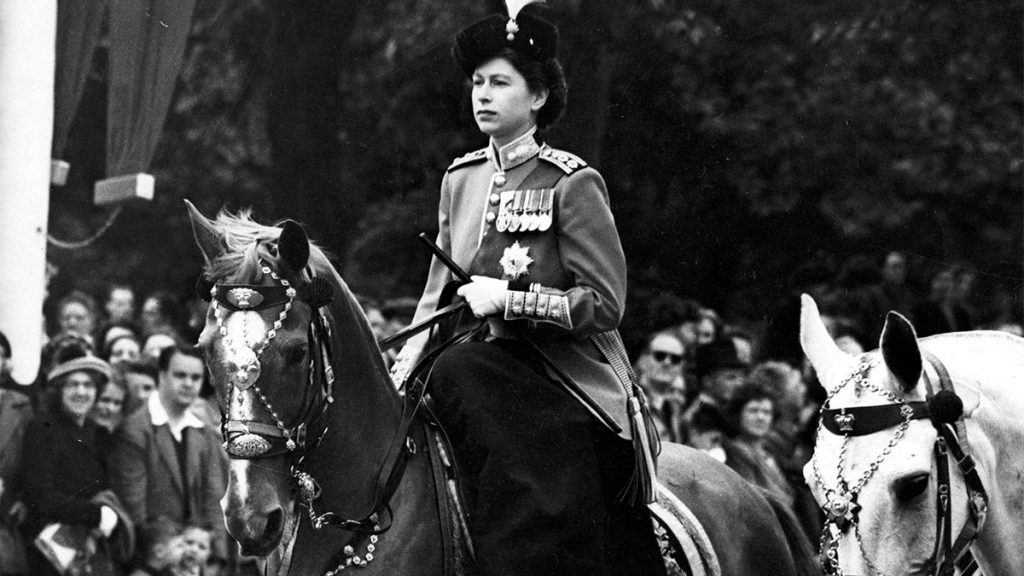 Вчера скончалась Королева Елизавета II. Долгое ее пребывание на троне британской монархии беспрецедентно. Она царствовала 70 лет и 213 дней, намного опередив всех предыдущих монархов
