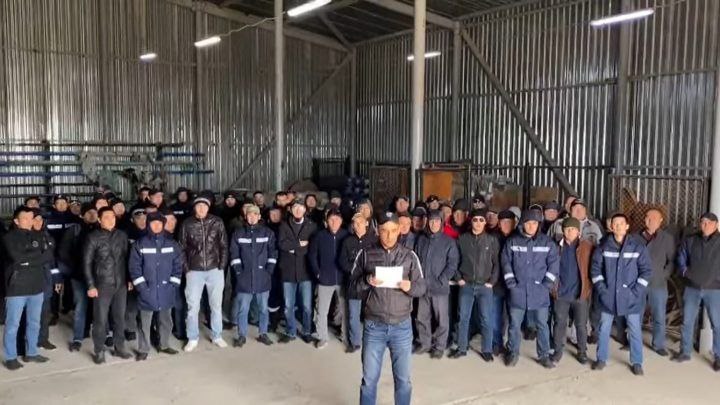 Нефтяникам, протестующим в Мангистау, угрожают увольнением - они простят повысить зарплату на 100%