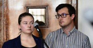 Американской паре, задержанной в Уганде, предъявлено новое обвинение, предусматривающее смертную казнь