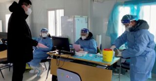 Города Китая борются с первой волной распространения вируса COVID, и это грозит более широким распространением