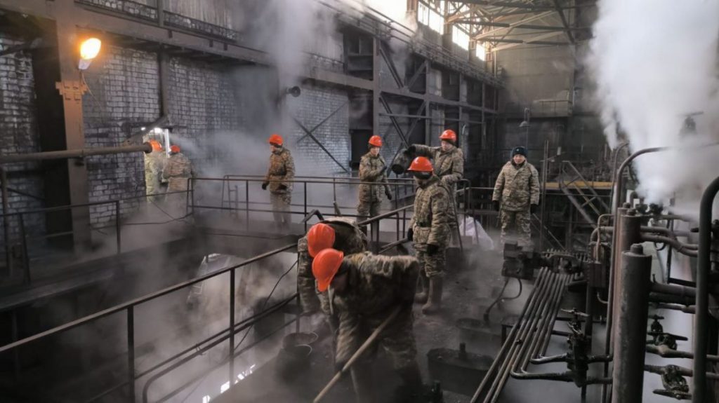 Источник фото: МЧС. Из-за ночного пожара на ТЭЦ-1 в Семее начались проблемы с отоплением.