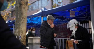 Китай официально сообщает о первых за несколько недель смертях от COVID, поскольку волна вируса набирает обороты