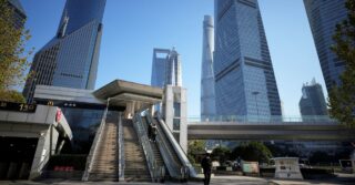 Корпоративный Китай борется с проблемами поставок и падением спроса на фоне распространения случаев заболевания COVID