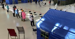 Мир опасается новой китайской волны COVID и размышляет, как помочь Си