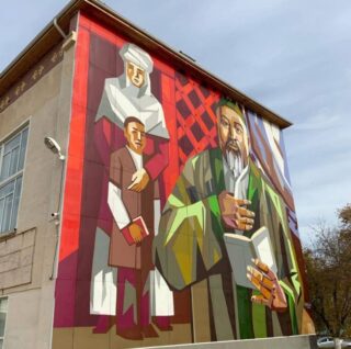 Казахские художники украшают здания, нанося на них фрески с социальными сообщениями