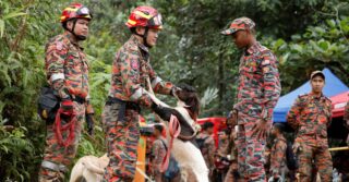 Продолжаются поиски 9 туристов, попавших под оползень в Малайзии