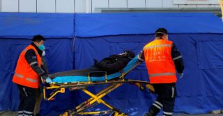 Растянутая система здравоохранения Китая готовится к пику инфекций COVID