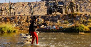 Разочарование среди мигрантов на американо-мексиканской границе в связи с сохранением ограничений COVID