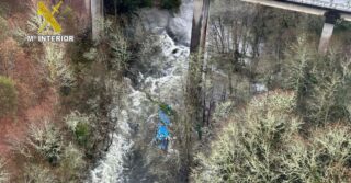 Шесть человек погибли после падения автобуса с моста в реку в Испании