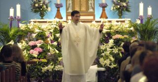 Ватикан увольняет священника, поддерживающего Трампа и выступающего против абортов