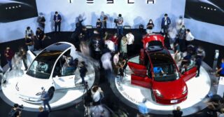 Новый год, тот же спад: акции Tesla падают на фоне опасений по поводу спроса и проблем с логистикой