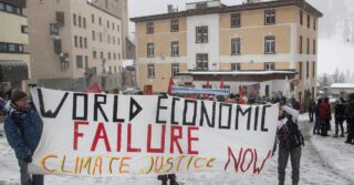 Давос 2023: Климатические активисты протестуют против больших дебатов об угоне нефти