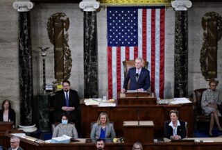 Республиканец Маккарти избран спикером Палаты представителей США на историческом 15-м голосовании