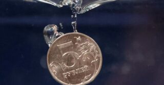 Российский рубль растет по отношению к доллару и евро на фоне легкой праздничной торговли