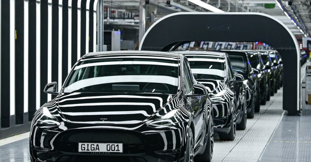 Фото: Reuters. Tesla грозит ультиматум размером $7,5 млрд. Главные новости на утро 15 февраля 2023 года