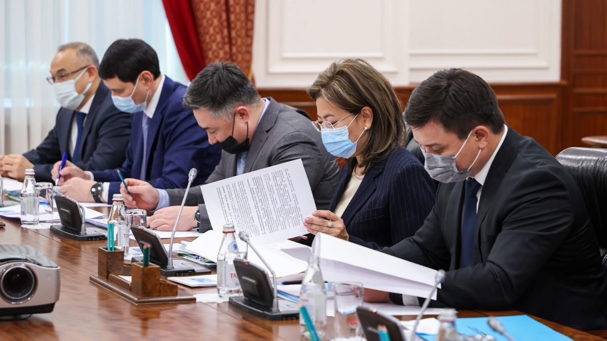 Предлагается создать ограниченный список лиц, которые должны представить конкретный отчет о своем имуществе после изучения результатов данных