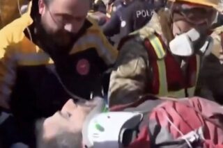 3 выживших, включая ребенка, вытащили из рухнувшего здания через 296 часов после землетрясений в Турции