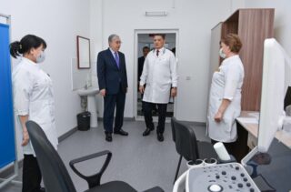 Акорда сообщила, что Токаев посетил новую поликлинику в селе Сарыкемер
