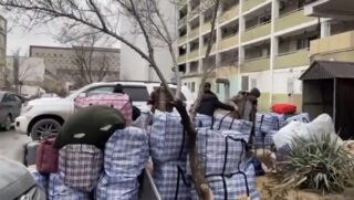 Актаусцы собрали 1200 кг. одежды пострадавшим в Турции