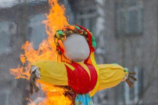 Директор школы в Атырау получила выговор за поджог чучела в честь Масленицы