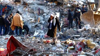 По меньшей мере 41 020 погибших в результате мощных двойных землетрясений в Турции