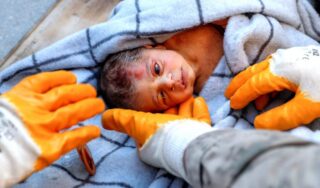 Почти 6 500 детей родились в южной части Турции после двух землетрясений