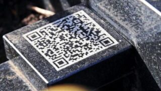QR-коды на надгробиях на кладбище устанавливают Казахстанцы