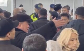 Скандал в аэропорту Астаны: пассажиры бросались бутылками и вещами, составлены адмпротоколы