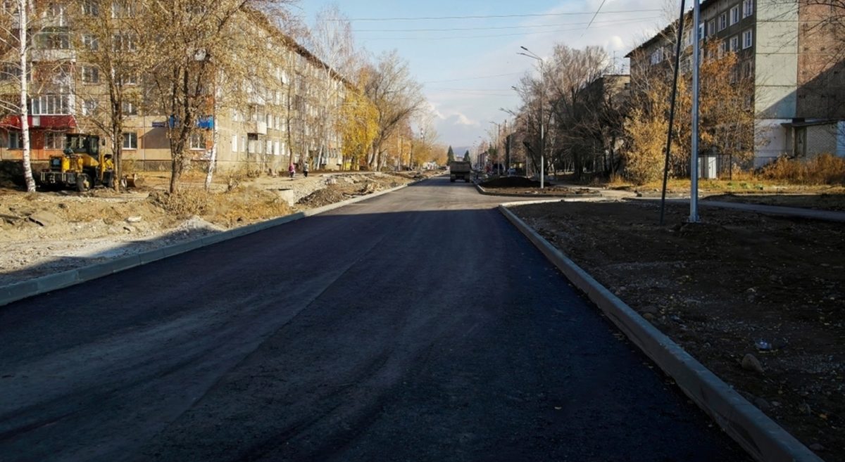 Фото: открытые источники. В Коктереке Абайского района асфальт укладывался поверх снега, а в Павлодаре его просто бросали на дорогу.