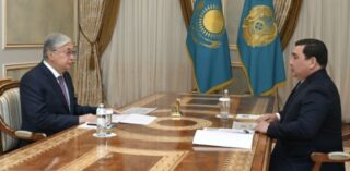 Токаев провел встречу с председателем Агентства по делам государственной службы Дарханом Жазыкбаевым
