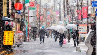 Япония с мая начнет новый раунд вакцинации против COVID-19 для пожилых людей