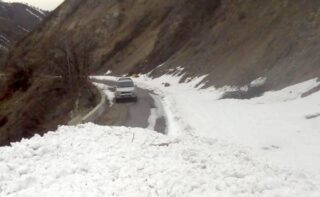 10 инспекторов, выполнявшие свой служебный долг в горах Алматинской области, оказались перекрыты лавиной