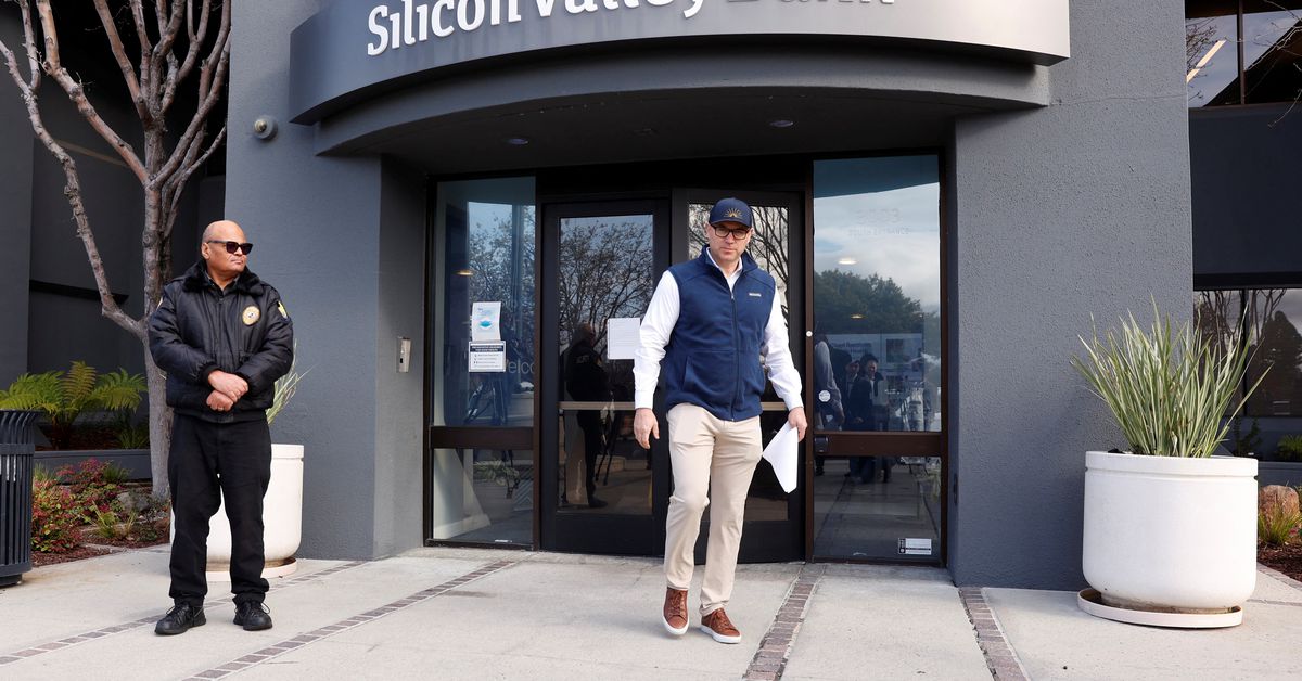 Фото: Reuters. Далио назвал крах калифорнийского Silicon Valley Bank предвестником серьезного кризиса. Главные новости на утро 16 марта 2023 года
