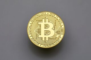 Биткоин падает на 3% на фоне иска против криптобиржи Binance