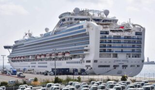 Бриллиантовая принцесса возвращается в Иокогаму через 3 года после массовой вспышки COVID