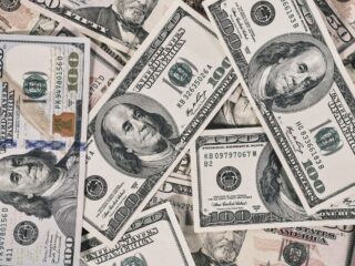 Доллар подешевел в ожидании решений центральных банков