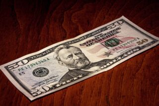 Доллар востребован на Азиатских торгах, сообщает Reuters