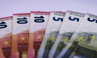 Евро укрепляется к доллару перед возможным повышение базовой ставки ЕЦБ