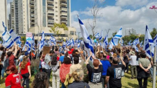 Израильский Премьер-министр Нетаньяху откладывает реформу судебной системы из-за массовых протестов